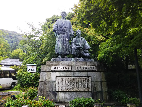 八坂神社の東、円山公園の龍馬と慎太郎像、昭和１１年建立とか。