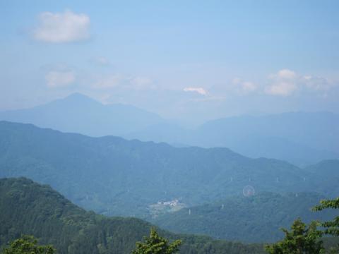 富士山のてっぺんが見える！
白い、平らなところです。