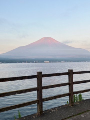 東の空が曇っていたので　上だけちょっとの赤富士　でした。