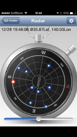 Radarをタップすると、自分の位置を中心にどの方角、仰角に衛星が配置されているのかが一目瞭然だ。　赤い点が「みちびき」　スライダーを左右に動かすと、前後12時間の配置がわかるしくみになっている。