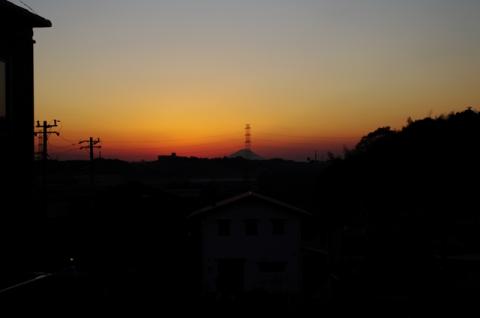 夕焼けをバックにした富士山が綺麗だった
（鉄塔がなければ良かったのだが）
