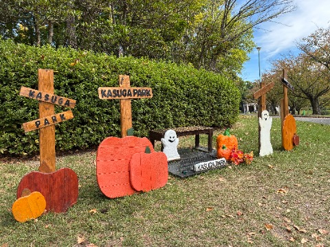 この時季、公園内のあちこちにハロウィーンのフォトスポットが設置されます。 ここがメインかな。