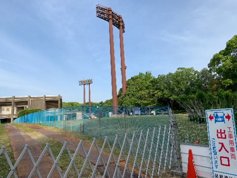 公園ではしばらく前から球技場改修工事が始まっています。どこを工事するのかな。