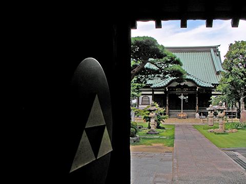 中原街道沿いの西明寺。門にはなぜか三鱗紋が、、、。後で調べてみると、鎌倉時代の北条氏のものだそうです。