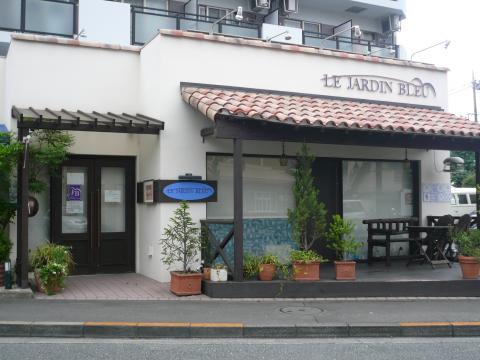 ここも好きなケーキ屋さんです。
今日はラッキーなことに夏休み中でした。