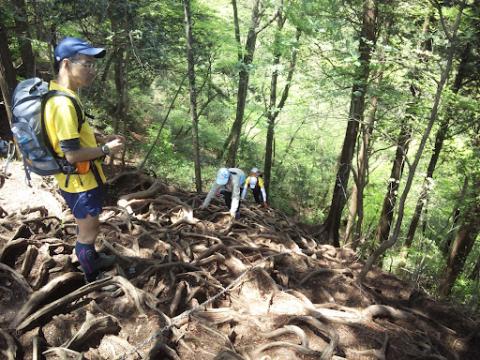 天狗岩を上る愛音ちゃんとRORYさん。愛音ちゃんのガッツに感動!
この天狗岩、写真ではわかりにくいのですがかなり急で高いのです!