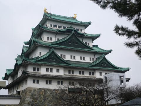 小雪降る中の名古屋城～。昨日はちゃんと見られなかった金の鯱が輝いてました。