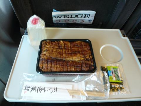 蓬莱軒のひつまぶし。平日のお昼前なのに長蛇の列ができていたので、折ひつまぶしにして新幹線で食べました。えびちゃ~ん、美味しかったよ~♪