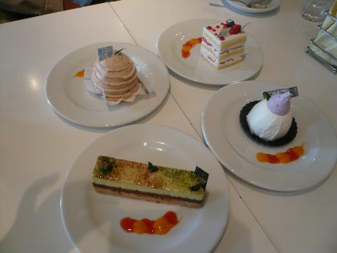 こんなお洒落なお店でお上品なケーキを。はなさんの「○○○大好き!」発言にはみんなドン引き。気をつけましょうね♪