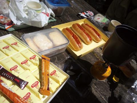 RORYさんの奥様お手製ケーキ&ビリちゃんのお土産のままどおる(いつもありがとう!)。
ケーキ、ふわふわで美味でした~。