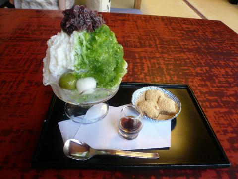 夏の京都はやっぱりこれでしょ~。
好きなカキ氷のお店がたくさんあるのですが、全て回ることはできないので今回は一番行きやすい「ぎをん小森」にしました。値段が高いのがマイナスポイントですが、氷がフワフワで美味しいです。わらび餅も美味しいですよ~。