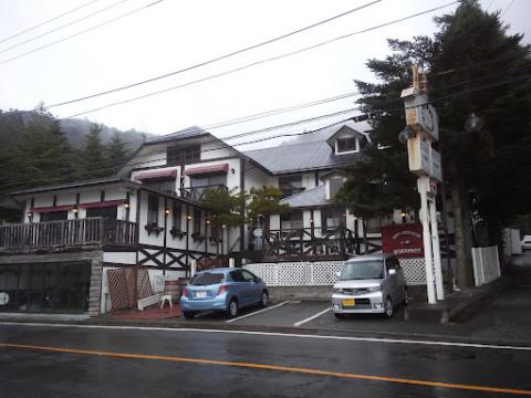 西湖での友人のミッションは「マ・メゾンというペンションがあるかどうか見てくること!」
しっかりありましたよ!
何でも犬を飼うまではよく利用していたようで。
※この写真撮るために泥濘にはまり、シューズがどろどろになってしまったのもいい思い出♪