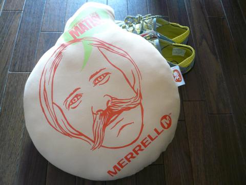 「今、MERRELLの商品をお買い上げ頂いた方にクッションを差し上げてます」ということで頂いたクッション。・・・要りません。その後、友人に会う予定だったのでウケ狙いで頂いてしまいました。
どなたか引き取ってくださいませんか?