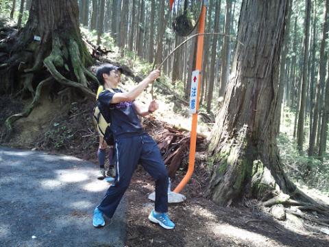 山頂への道中で、takanoさんが突然釣りを・・・?大物?