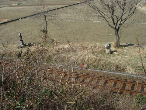 田んぼの真ん中、JRの線路の横、に謎のモニュメント。ここに来るための道はないのだが・・・！？