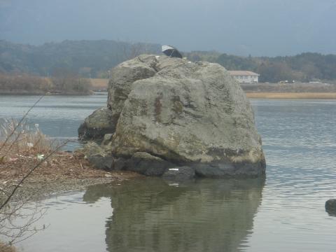 五十鈴川右岸で「割れ石」を写す。
なぜか頂上に傘が？