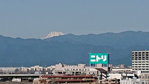 拡大すると、頭だけの富士山も、結構くっきり。