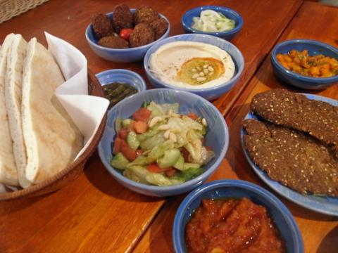 ピタパンと呼ばれる半月状のパンに、いろいろな物をはさんで食べます。