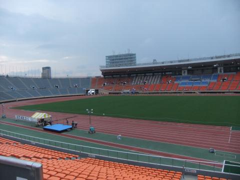 開始前の国立競技場。雨は降っておらず、このまま天気も持つのではと思っていた私がバカでした。