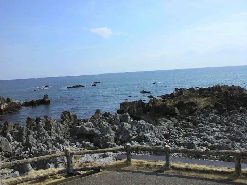 サンドウィッチマン 伊達みきおさんのブログより 2011年3月11日 13時38分宮城県気仙沼、潮吹き岩で有名な『岩井崎』地震の1時間前の写真こんなにきれいな風景がわずか1時間後に・・・