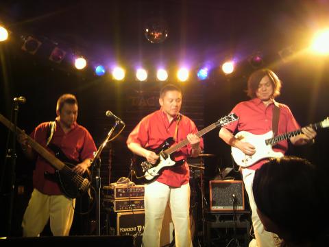 平野TJヨーイチ（Guitar）内田充（Guitar）則岡徹（Keyboard）樺山潤一郎（Keyboard）楠本雅祥（Bass）菅野吉也（Drums）凄い人達らしいです。普段は広瀬香美さんのバックバンドなどを勤めてらっしゃいます。