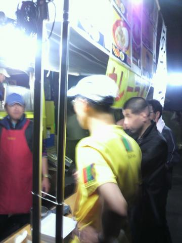 とりあえず2周走って、エネルギー補充のため「カレー」を購入中の「湘南オヤジさん」先は長いぞーがんばれー
暗いのでこの写真もブレブレです