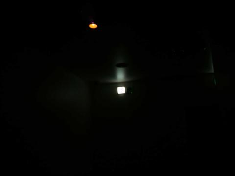 デパートは真っ暗です。遠くに非常口の案内だけが光っています。それを頼りに、裏口より外に出てみると・・・
