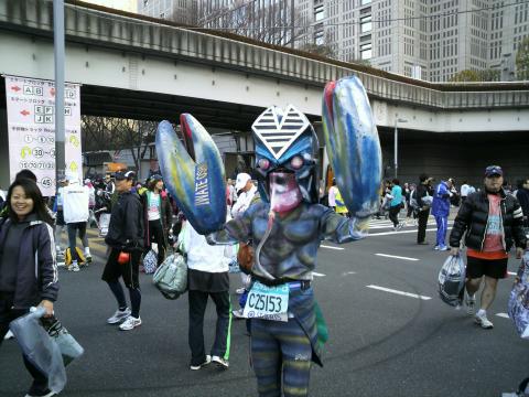 あいかわらず凄い仮装の人達がたくさんいます。彼ら・彼女たちのおかげでさらに盛り上がりますよね。僕もサブ３を達成できたらやってみたいです。
