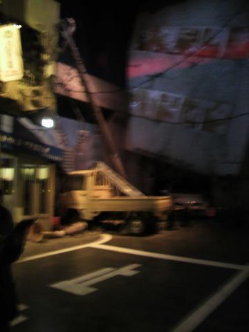ものすごい事になってました。ビルは傾き、車は見てのとおり。ひどい・・・