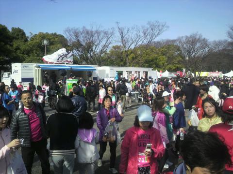スタート&フィニッシュ地点のイベントゾーン。
女性の大会だけあって、ゴール後の配布物がいつもと違います。
「ソムリエ野菜」や「ケーキ」だったりしてました。
たくさんの人で賑わってました。