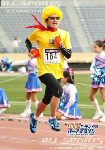 水木一郎マフラーをなびかせ、ゴール。(止まっててもなびいてるけど・・・）