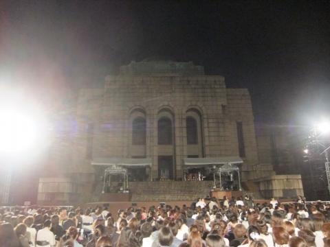 ステージはこんな感じです。雨だと演じているほうも見ているほうも大変です。逆に良い思い出にはなります。