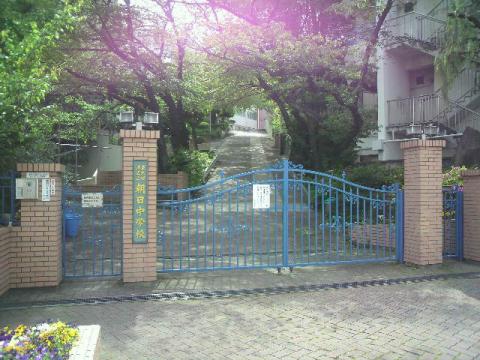 小学校より300m位離れた場所にある中学校。