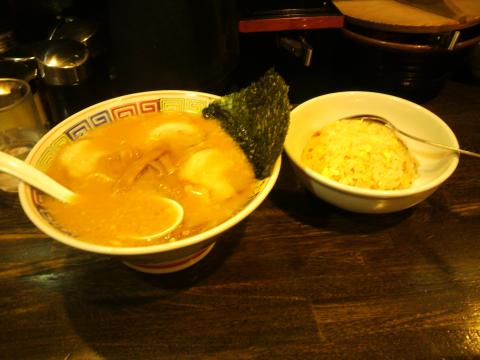 麻布ラーメン醤油ラーメン＆半チャーハンのセットよくある豚骨系のあまーい醤油ラーメンです。