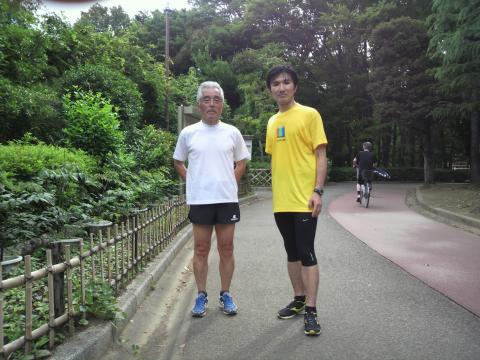 最後に記念写真。公園内を散歩しておられた楠田さんの知り合いの方に撮って頂きました。ハンドボールで優秀な選手だったそうです。ちなみに「この黄色いTシャツ姿」初公開だったりします。