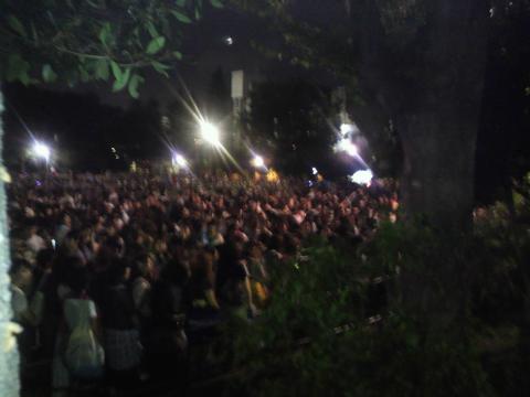 ブレ手わかりづらいですが、明治公園は公演中も昼間と変わらず長い行列。果たして何時までここに並ぶ人がいるのでしょうか？