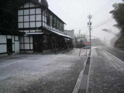 今日は朝から雪模様。四日市ツウならご存知【峠のうどん屋よし兵衛】もご覧の通り雪化粧。