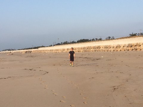 四ツ倉海岸砂浜　反対方向から愛しの彼が…　右足踝を痛めて今朝も散歩のかずくん