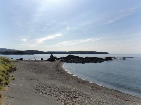「砥崎」とずっと奥の薄い山がたぶん足摺岬に向かう尾根(椿の道)