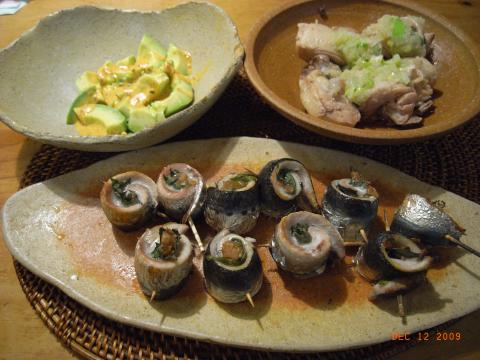 夕食は低炭水化物で済ます。鯵の梅味噌揚げ、骨付き蒸し鶏のネギソースがけ、アボガドのサラダ。