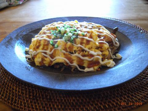 本日の昼食。オム焼きソバチーズ入り。我が家ではこのところ休日の定番だそうだが、炭水化物を取っていなかった私は今日始めて食す。うまかった。焼きそば自体３年ぶりか。