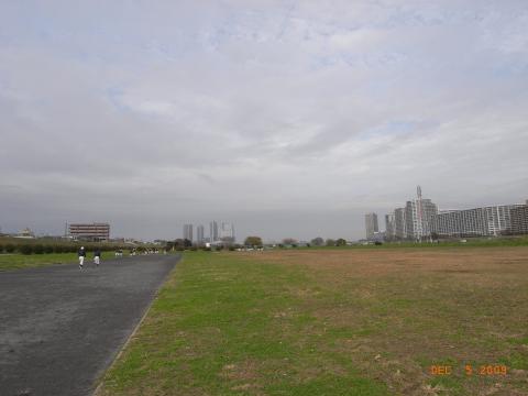 川崎は鹿島田の古市場の４００メートルトラック。シャビーな河川敷。まさか魔裟斗さんの練習場とは。