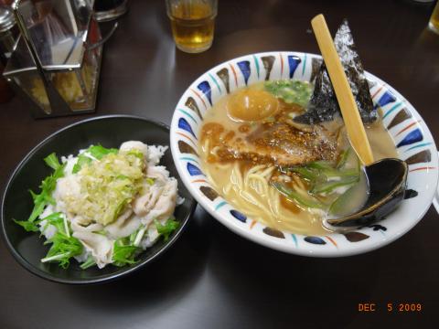 本日の昼食。たまプラーザの七志（ななし）ラーメン太い麺、とんこつ。葱豚飯。おいしかった。