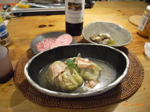 本日の夕食。ロールキャベツと、カキのオリーブオイル煮、イタリアンサラミ。
