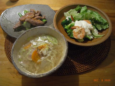 本日の低炭水化物の夕食。鴨ネギ、豚汁、海老のサラダ。