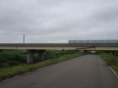前方の横切っている道路は道央自動車道で右方向が旭川方面。左が札幌方面。この自動車道の下の低い空間を頭を下げながら通り過ぎます。
