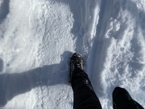遊歩道の路面は圧雪状態で走りやすい。　スノーシューズに滑り止めアイティム装着。