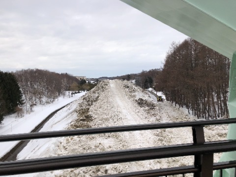 ポンノッポロ橋からの雪捨て場の様子。立派な雪道が続いています。