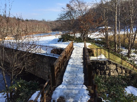 瑞穂の池付近は積雪があるものの日当たりがいいのでザクザク雪道。危険性は少ない。日陰の坂は凍結のため注意が必要。