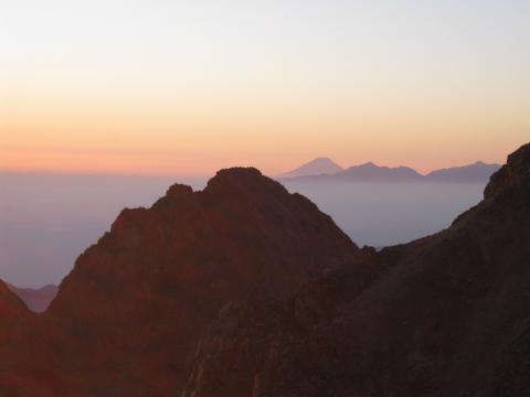 御来光前。前穂高の右に富士山、１右手前のピークは南アルプスの
甲斐駒ケ岳、さらに右端のピークは日本第２位の北岳。